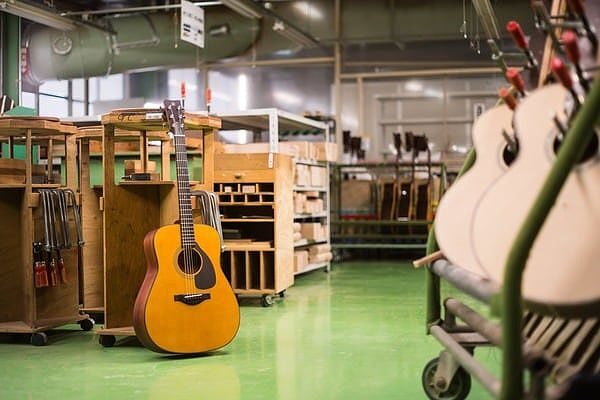 Đàn guitar acoustic với thiết kế đơn giản và âm thanh tự nhiên của các loại đàn guitar