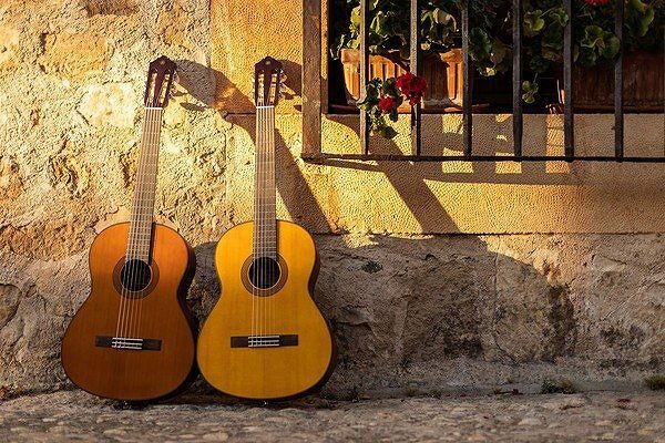 Đàn guitar classic với thiết kế truyền thống và dây nilon