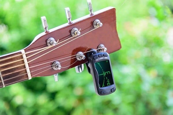 Dùng máy Tuner để hỗ trợ chỉnh dây đàn Guitar