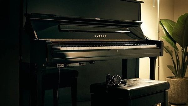 Piano upright (Piano đứng) - thiết kế nhỏ gọn, âm thanh phát ra tự nhiên, lôi cuốn người nghe